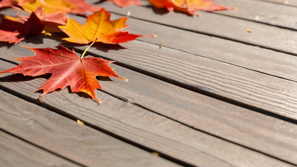 木のテーブルに散った紅葉の葉